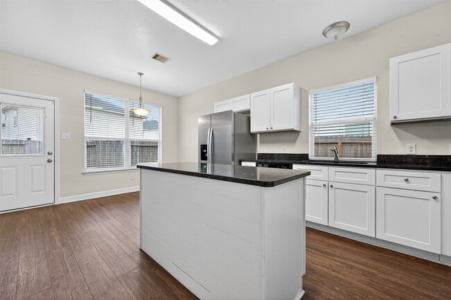 Building Photo - 7507 Legacy Pines Dr