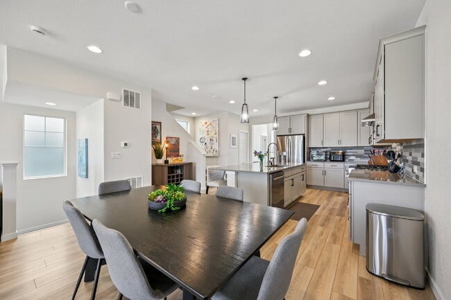 Building Photo - "Experience Spacious Comfort: 4-Bed, 3.5-Bath Retreat on Gladshine Drive!"