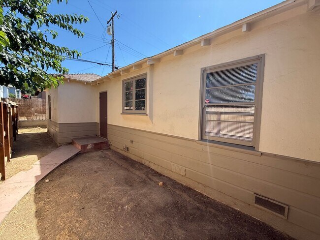 Building Photo - 511 Philippine St