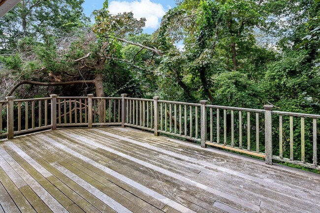 Building Photo - 1 Fern Ln
