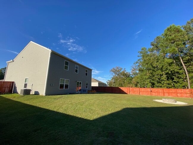 Building Photo - Welcome to a move-in ready haven!!!