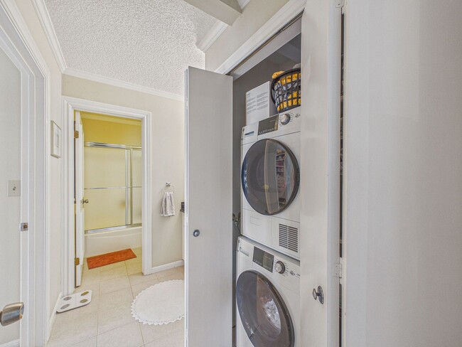 Building Photo - Large 1 bedroom condo for rent! $3,450