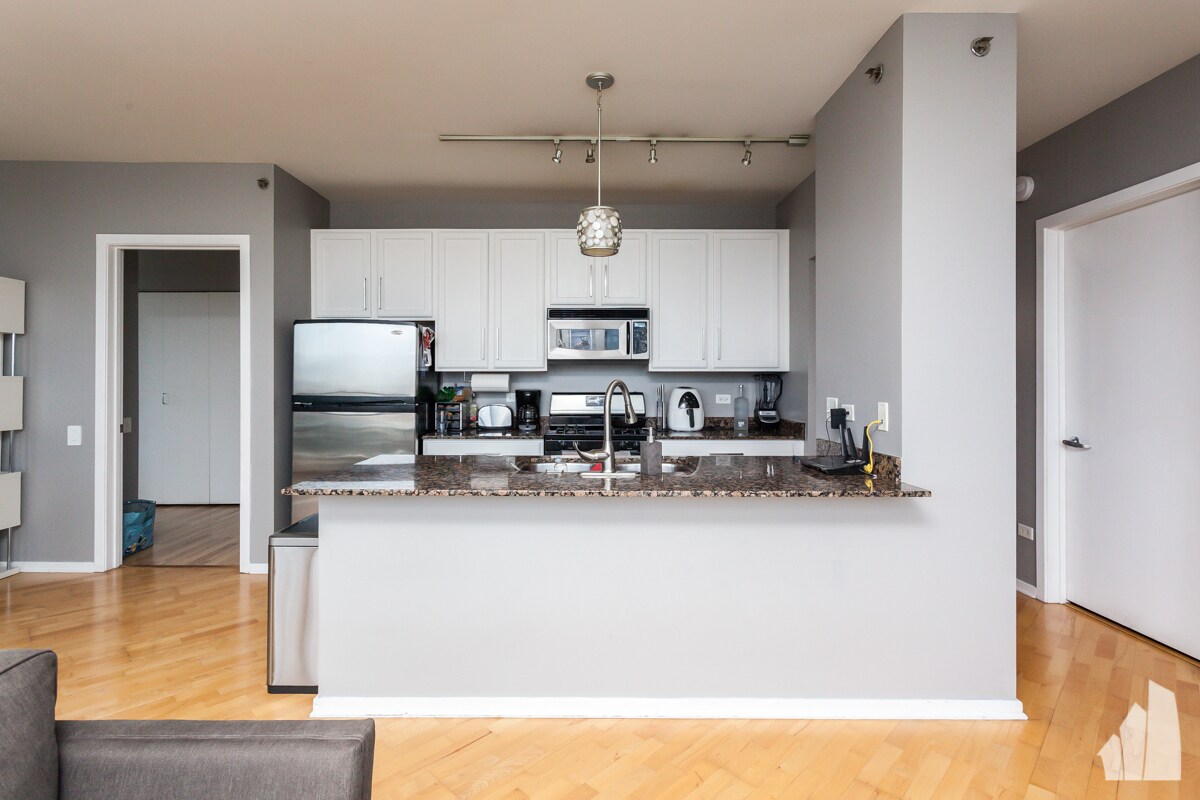 Building Photo - 210 S Desplaines St