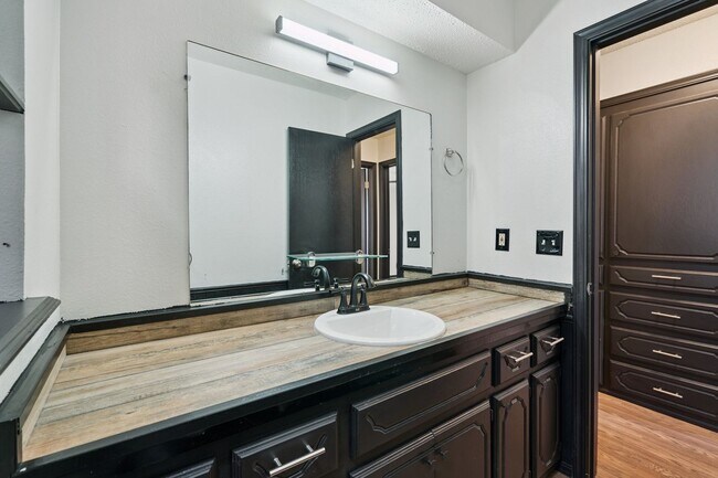 Building Photo - Charming 3-Bedroom Home Near OU Medical