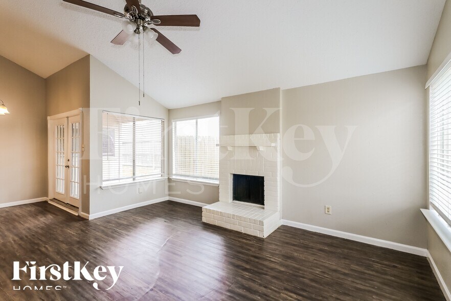 Building Photo - 10810 Lakewood Oaks Dr