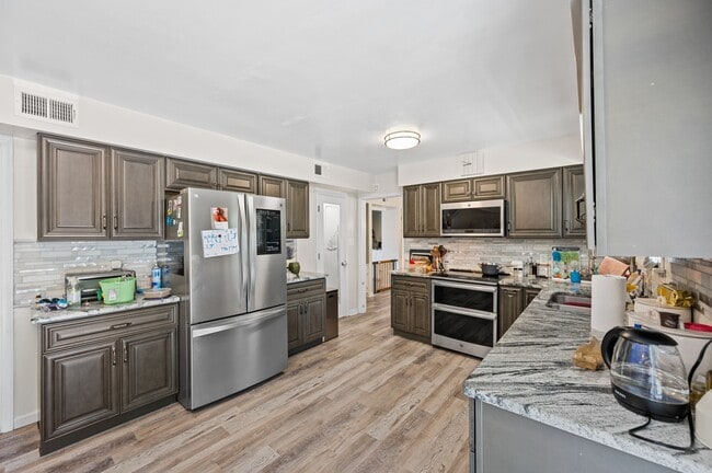 Building Photo - 4399 Hialeah Dr