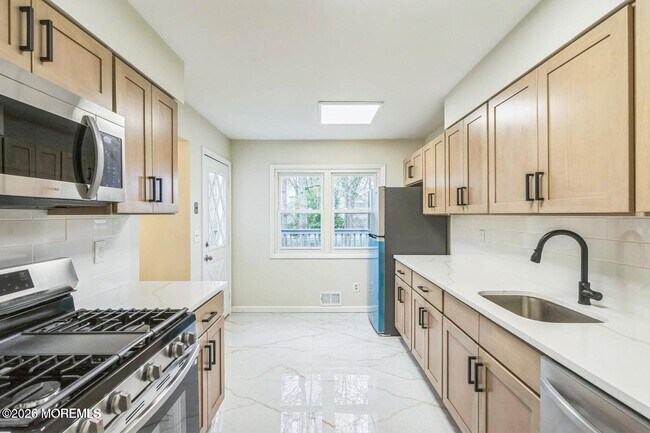 Building Photo - 1575 Deer Hollow Dr