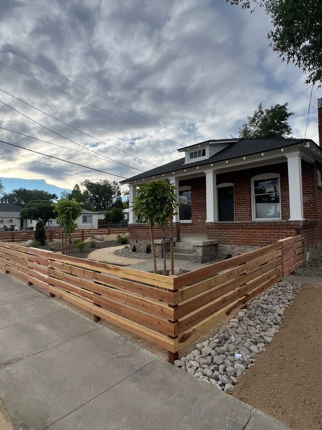 Building Photo - Beautiful 2-Bedroom House with Yard