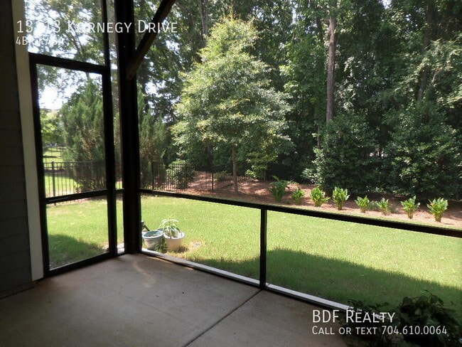 Building Photo - 13113 Kornegy Dr