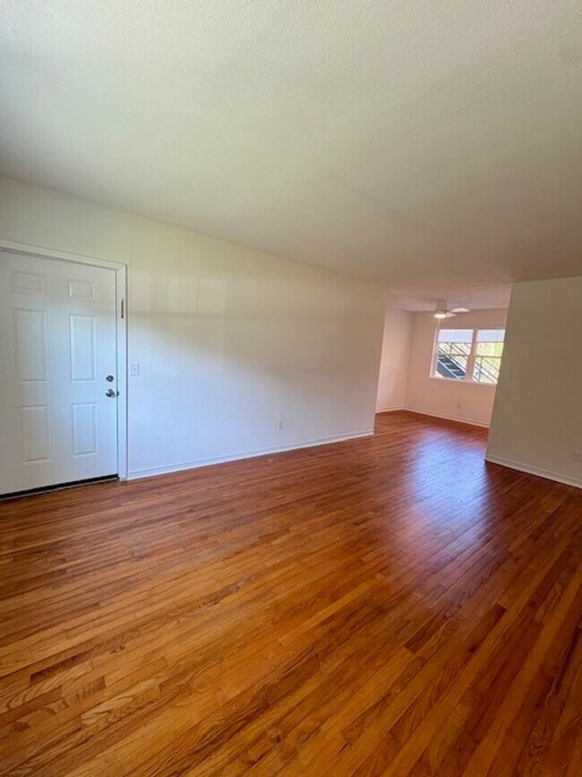 Building Photo - Fully Renovated Three Bedroom Condo in South Windermere - Off the Greenway!