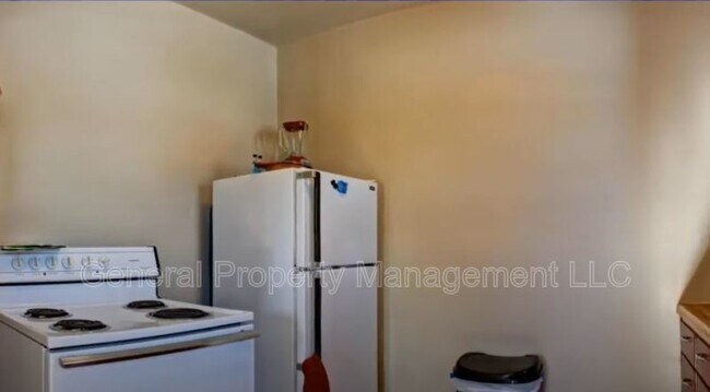 Building Photo - One Bedroom One Bath Unit in Triplex near Downtown and UWEC!