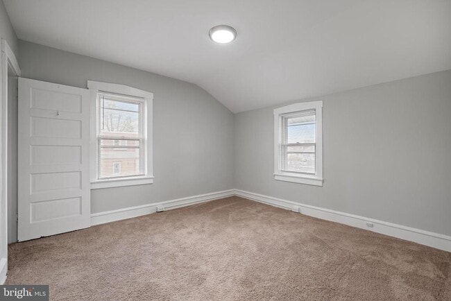 Building Photo - 28 E Holly Ave
