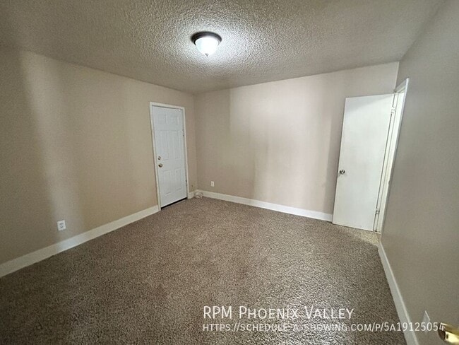 Building Photo - 8443 W Glenrosa Ave