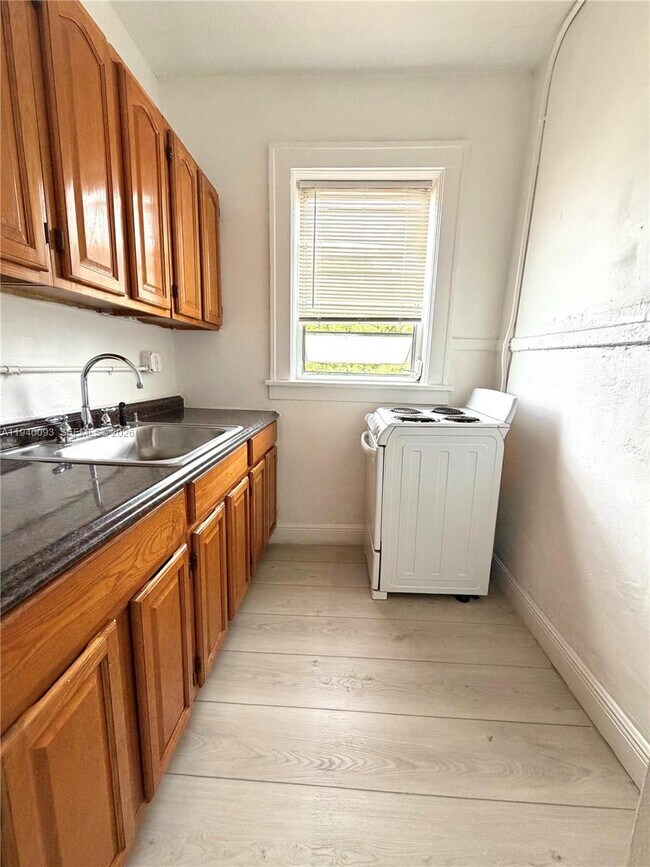 Building Photo - 967 SW 5th St