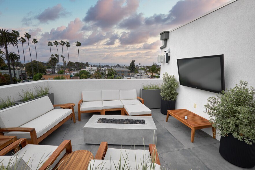 Building Photo - 2929 S La Brea Ave