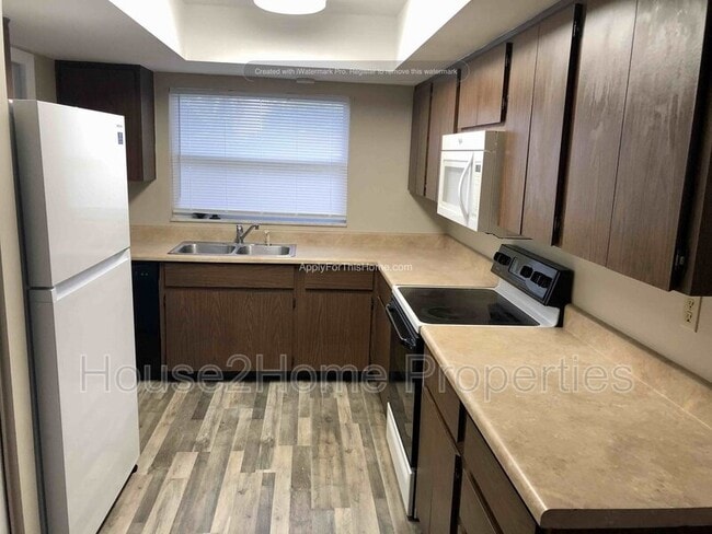 Building Photo - 1158 Brook Dr W