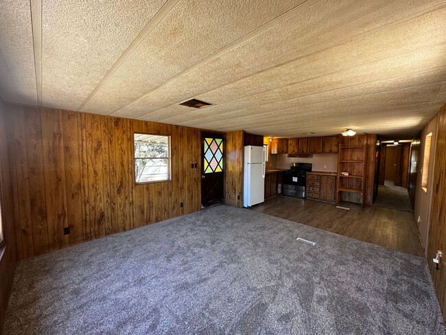 Building Photo - 2 Bedroom 1 Bathroom Home