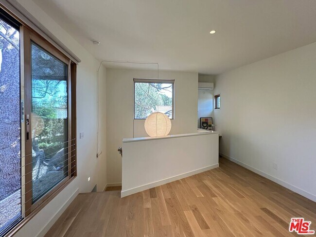 Building Photo - 2545 Kelton Ave