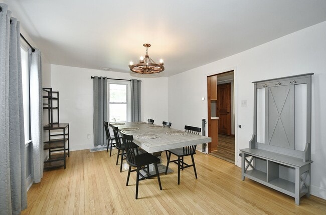 Building Photo - Beautiful 3 Bedrooms, 1 bathroom House Available Now!