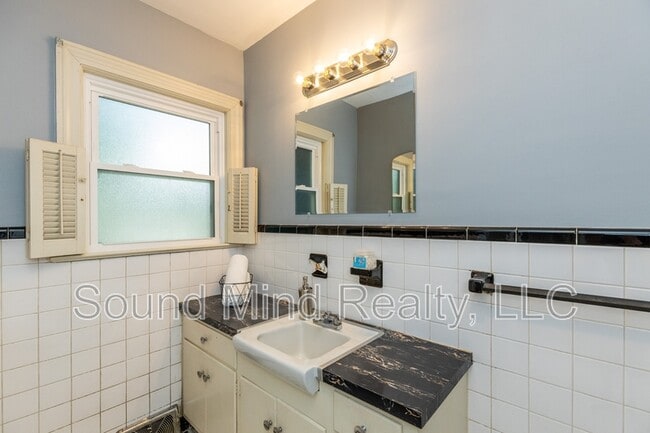 Building Photo - 3504 Hawthorne Rd