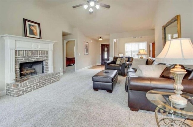Building Photo - 4217 Brentwood Dr