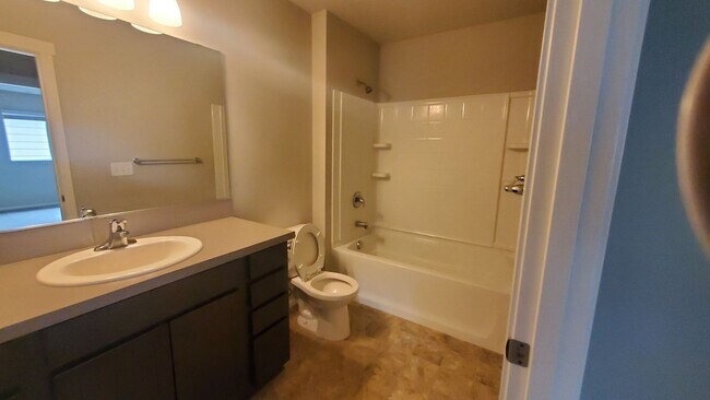 Building Photo - Beautiful Newer Puyallup Home You Will Not...