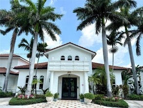 Building Photo - 1020 Villa Cir