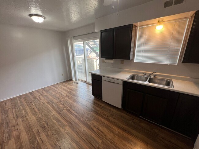 Building Photo - Union Park Apartment- Pics Coming Soon!