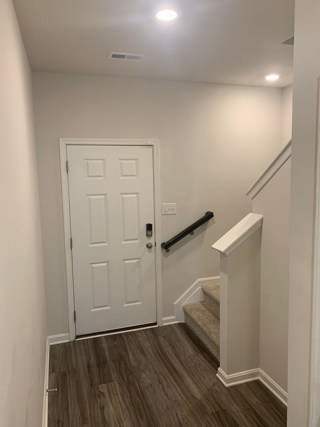 Building Photo - MOVE IN SPECIAL!!! Pay 1/2 the rent for th...