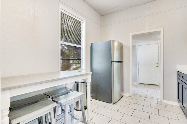 Building Photo - Charming Shotgun Home Just Minutes from Do...