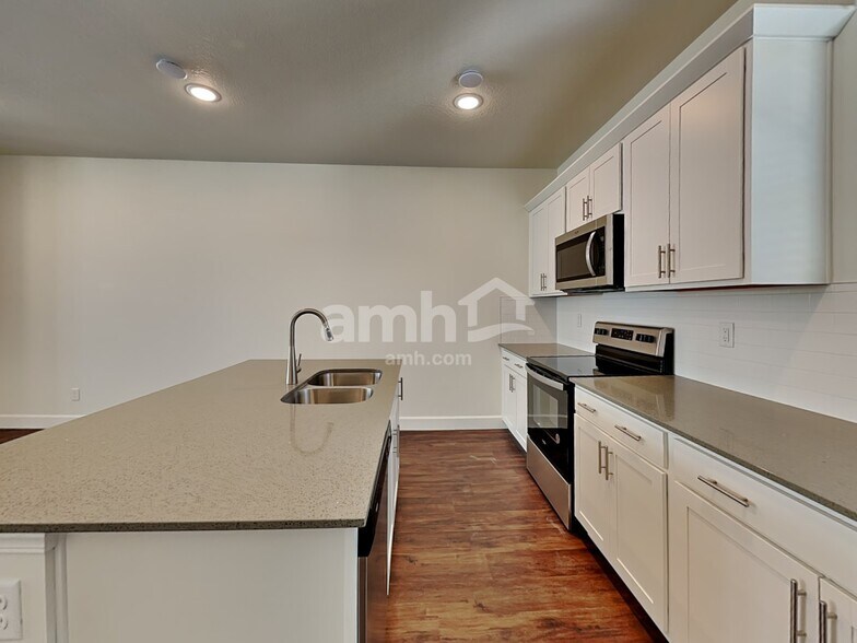 Building Photo - 11033 S Blue Bayou Dr