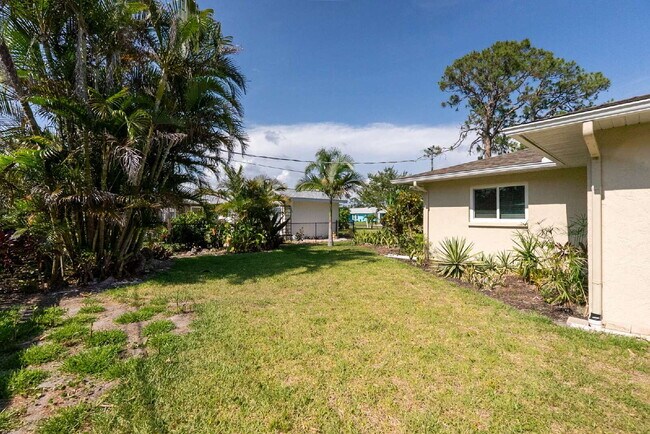 Building Photo - Luxury Seasonal Furnished Rental "Charming...