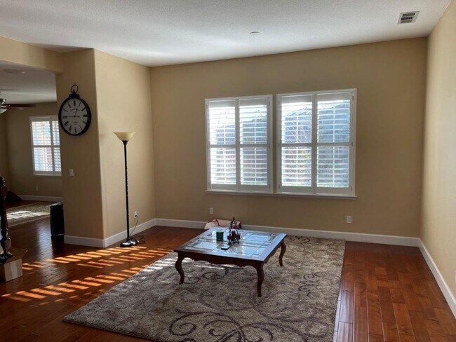 Building Photo - NEWER MODERN HOME BEHIND KAISER VACAVILLE *STAR RENTALS