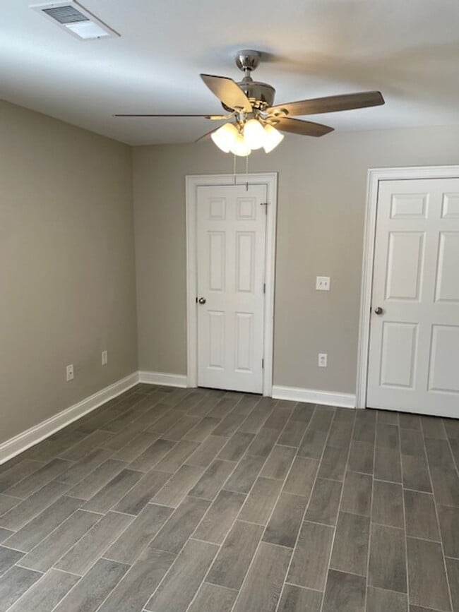 Building Photo - Newly Renovated!