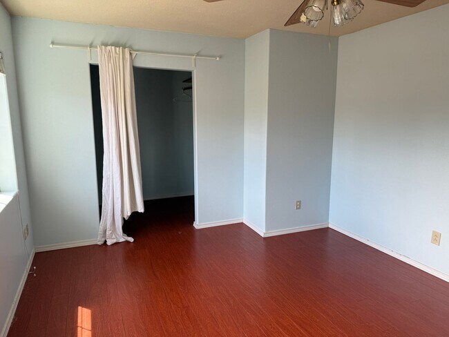 Building Photo - Unique, spacious 5-bdrm/3-bath Craftsman w...