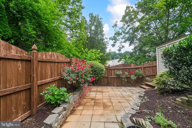 Building Photo - 9525 Oakhurst Dr