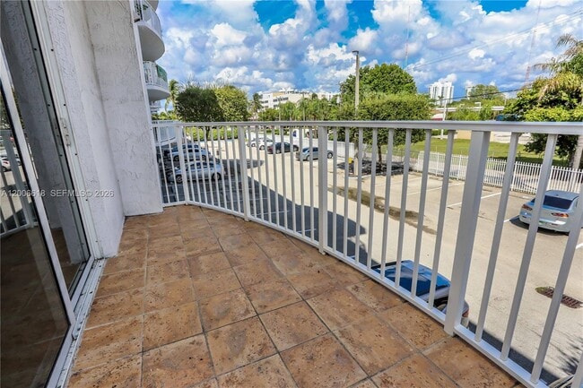 Building Photo - 1555 N Treasure Dr