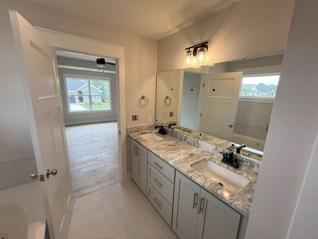 Building Photo - Beautiful BRAND-NEW 4 bedroom, 2 bath home...