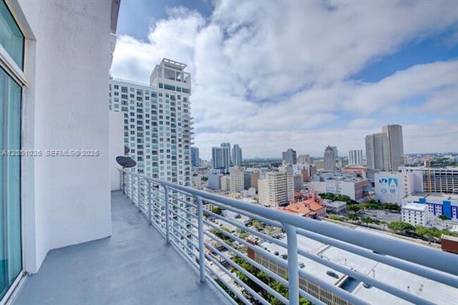 Building Photo - 16400 Collins Ave