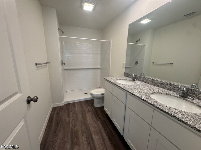 Building Photo - 858 Friendship Cir