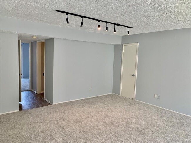 Building Photo - 374 N Post Oak Ln