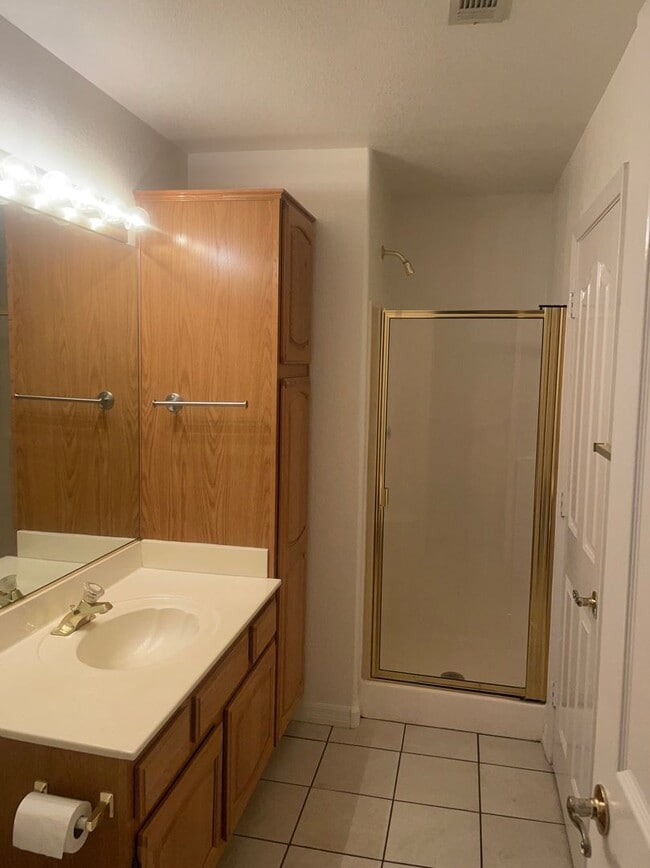 Building Photo - upper level with balcony - Boulder City