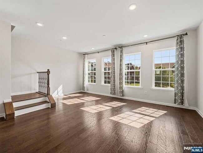 Building Photo - 18 Litchfield Ln