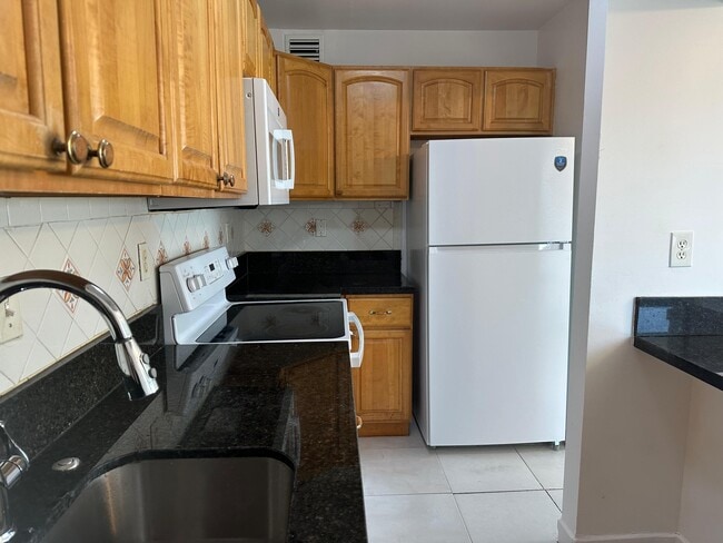 Building Photo - 505 S Pine Island Rd