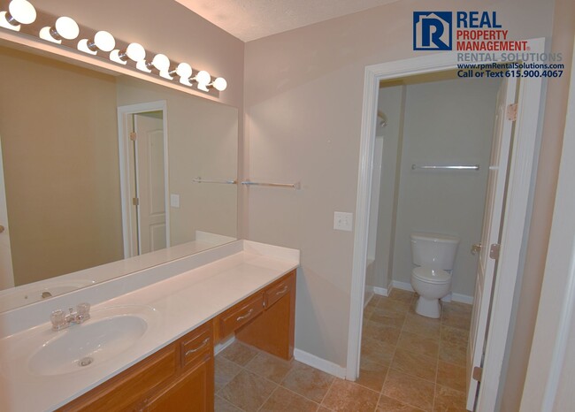 Building Photo - Beautiful 2BR/2.5 BA M'boro end unit townhome!