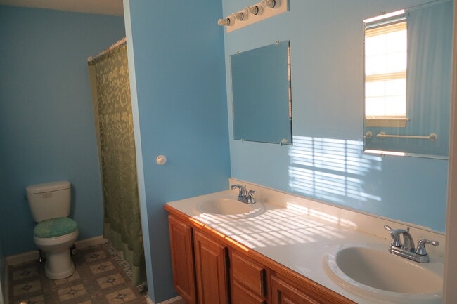 Building Photo - 64 Lilac Cir