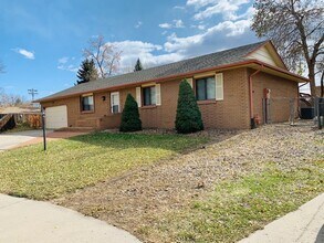 Building Photo - 3 Bed/2 Bath Ranch Style Home near Lake Lo...