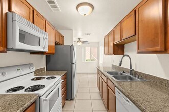 Building Photo - Spacious Ground-Level 2-Bedroom Condo Near...