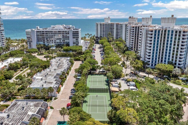 Building Photo - 1121 Crandon Blvd