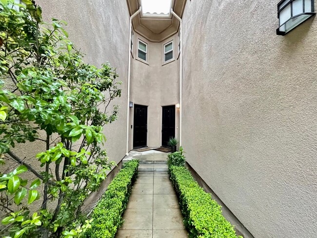 Building Photo - Modern and Chic 2 bed 2.5 bath in Newport Beach!!!